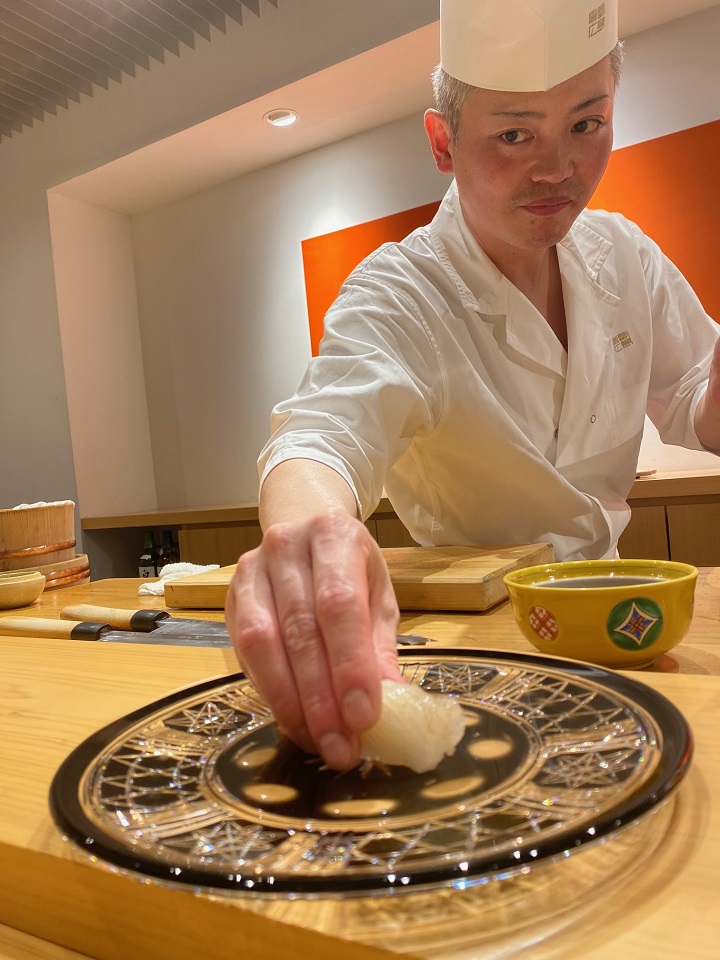 「鮨 副島康広」アートな薩摩切子皿に映える博多寿司