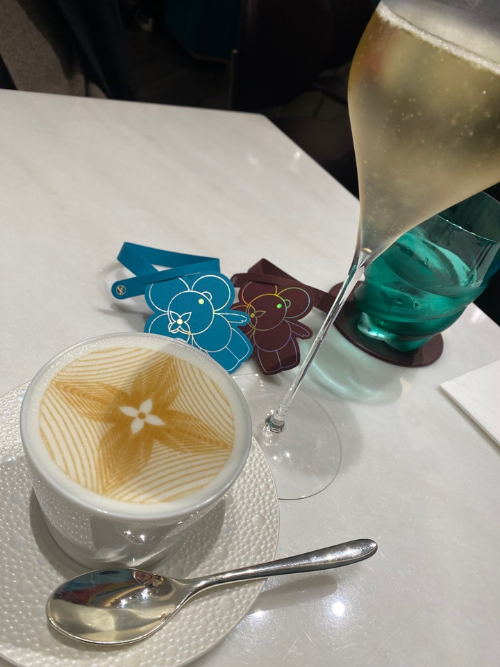 ル・カフェ・ヴィー 」マリンブルーなルイ・ヴィトン LE CAFE V