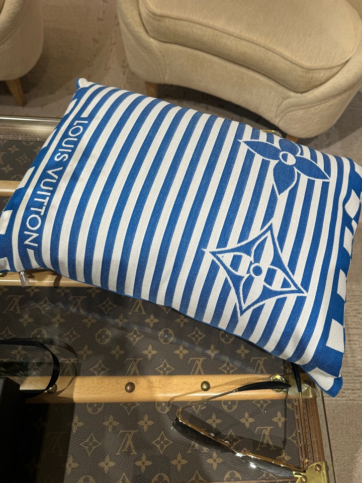 タグ付き新品　ルイヴィトン　VIPギフト　クッション ルイ・ヴィトン ホームコレクション 春の新生活ギフト LOUIS VUITTON